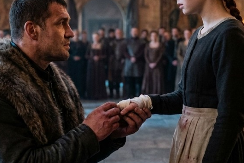 “Give Me Your Hand.” The Alpha King Knelt Before A Servant Girl—And The Entire Kingdom Stopped Breathing That Night.